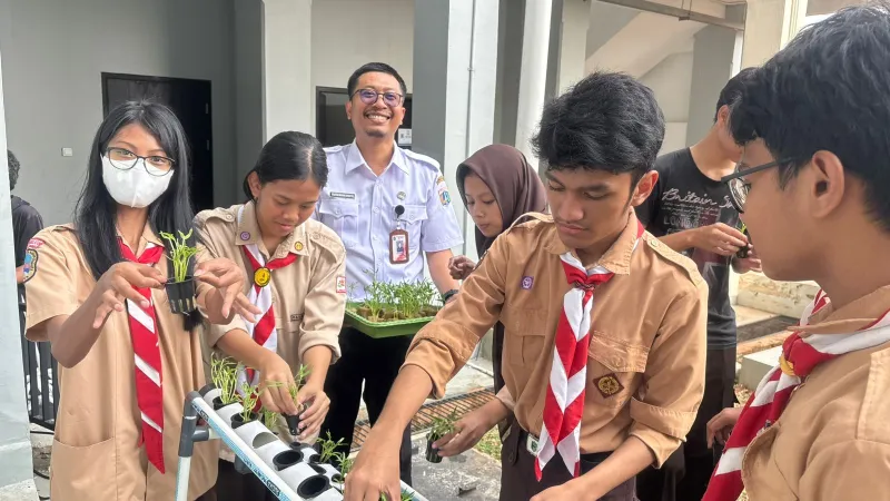 Lahan Urban Farming SMAN 116 Jakarta - Gambar 124
