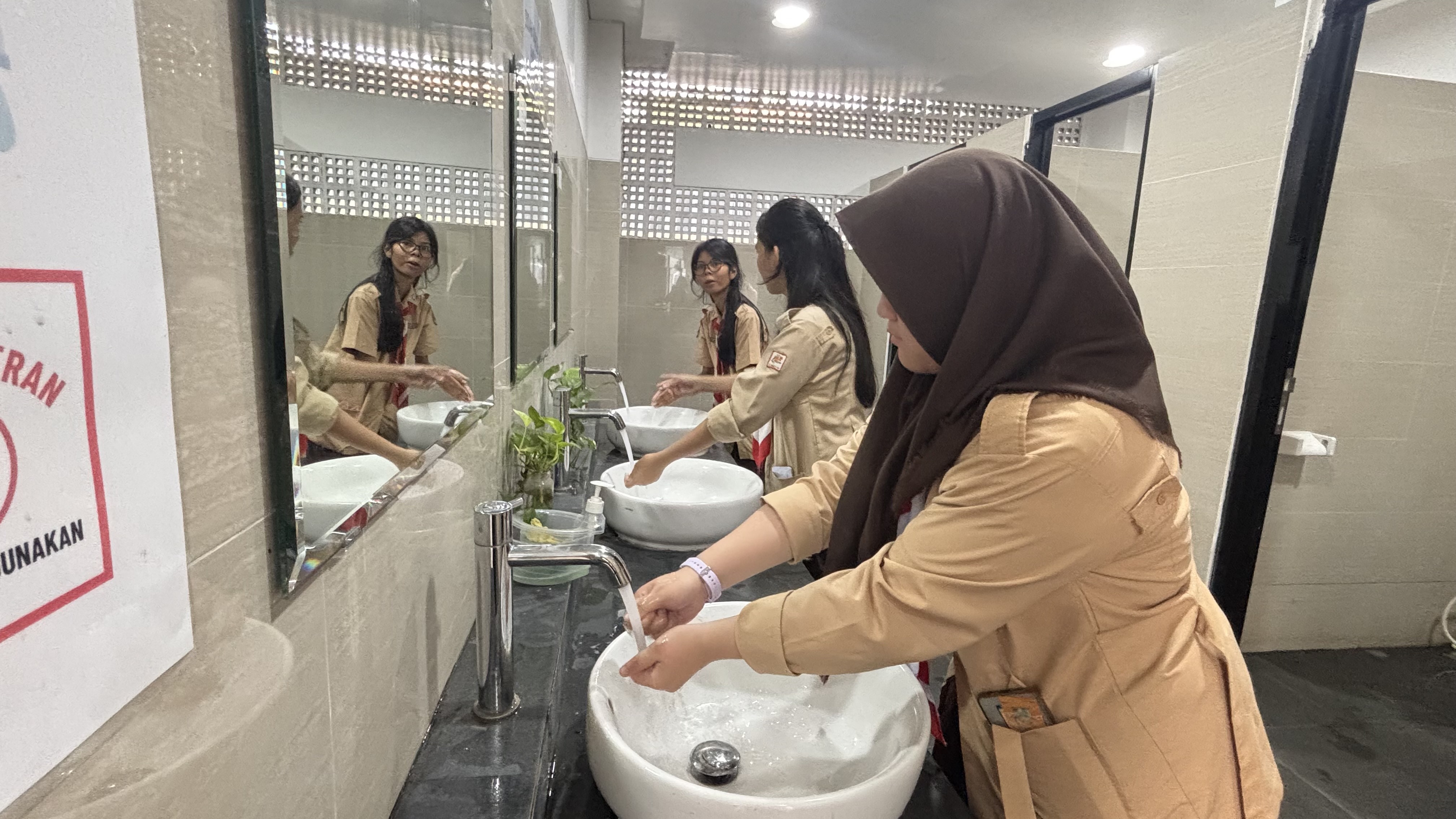 Lahan Urban Farming SMAN 116 Jakarta - Gambar 105