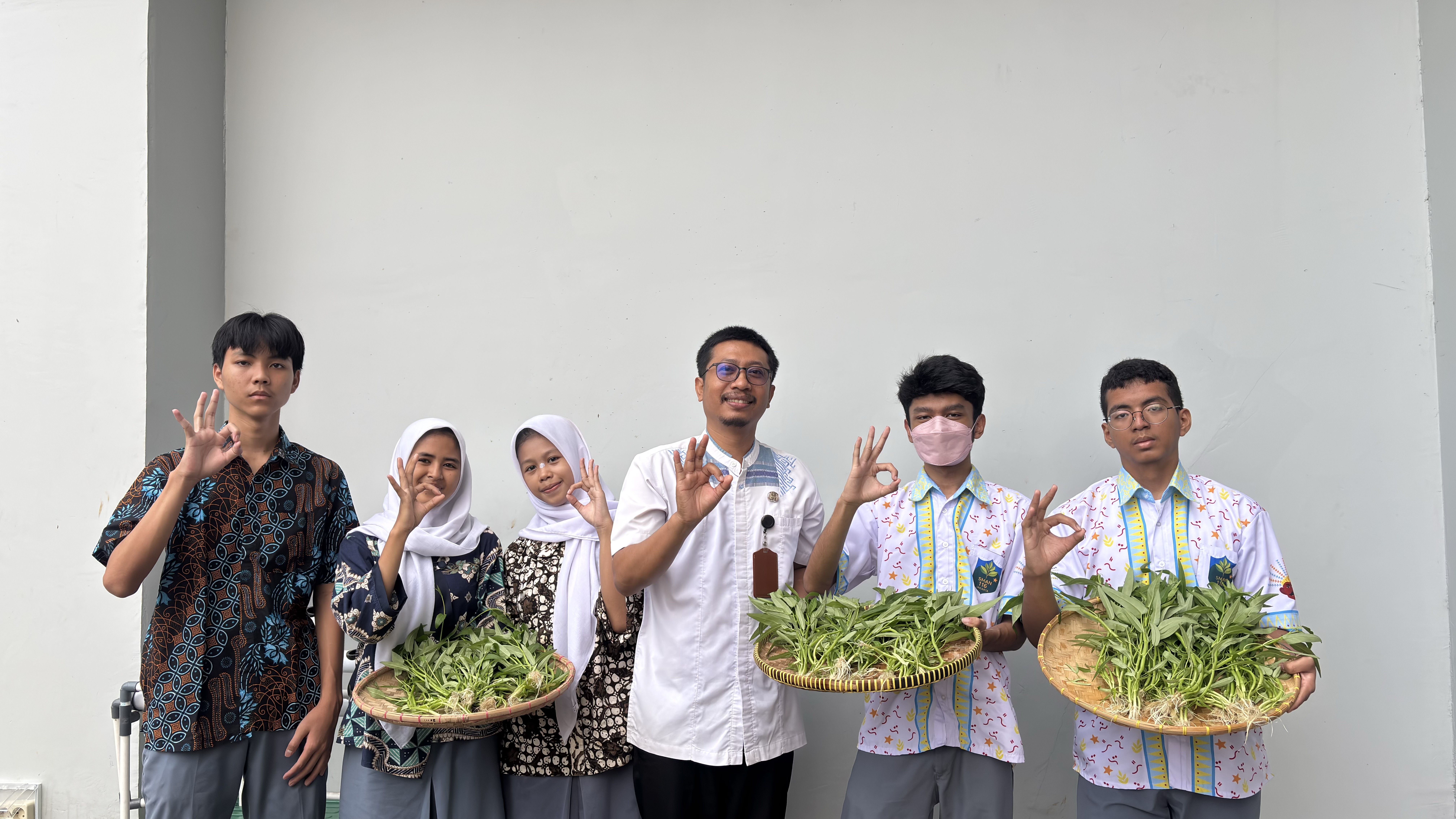 Lahan Urban Farming SMAN 116 Jakarta - Gambar 76